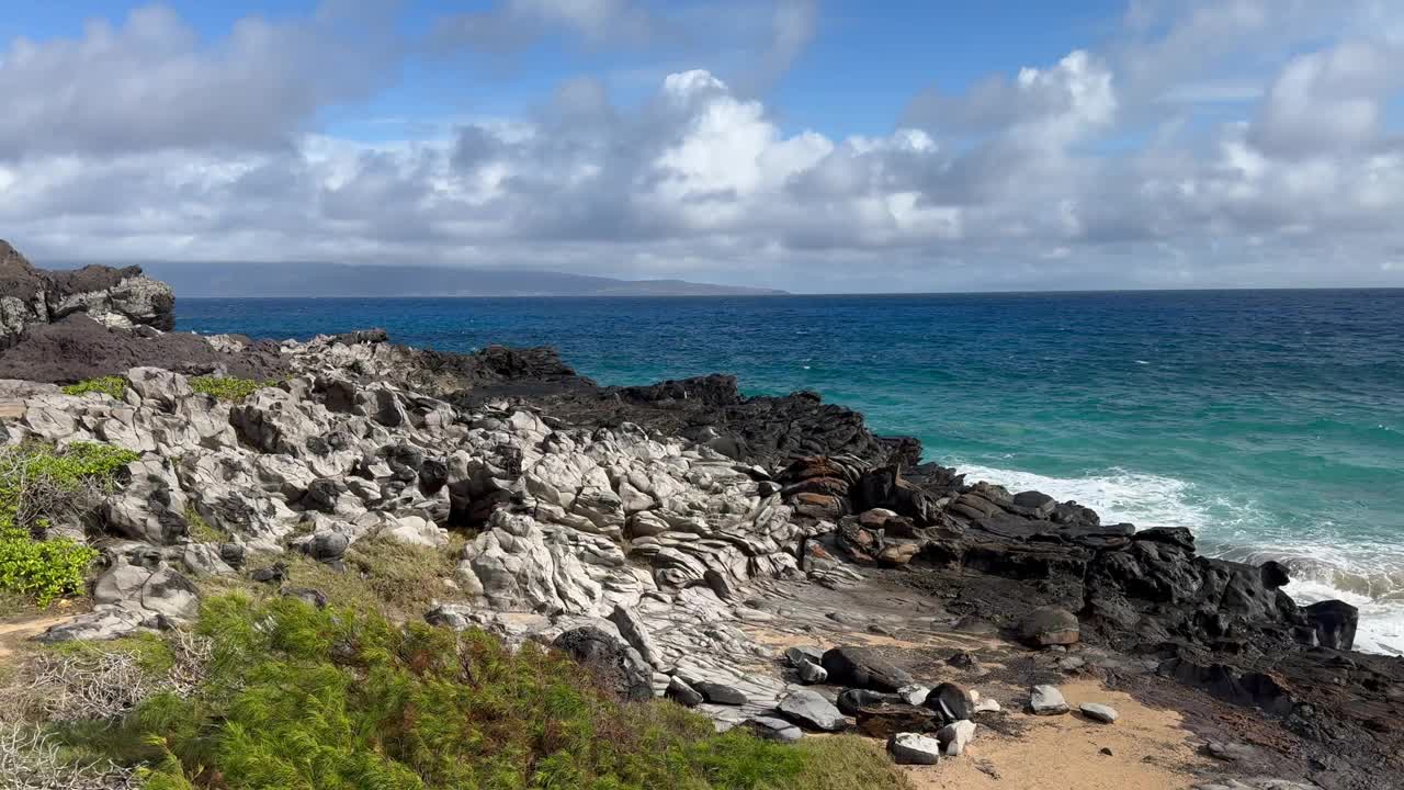 夏威夷毛伊岛美丽的卡帕鲁阿海岸步道，远处可见莫洛凯岛视频下载