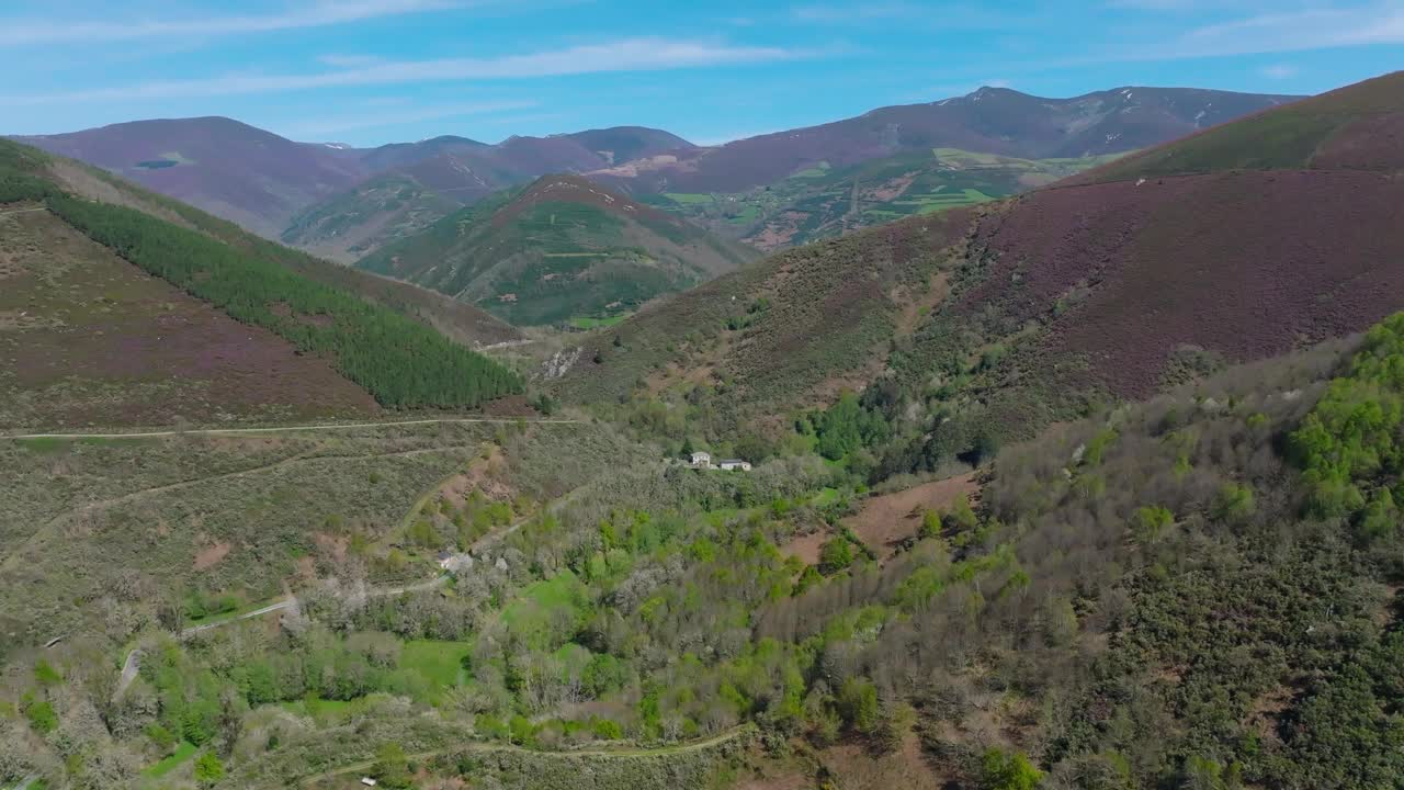 西班牙加利西亚多伊拉斯山脉与森林的全景。-航拍视频素材