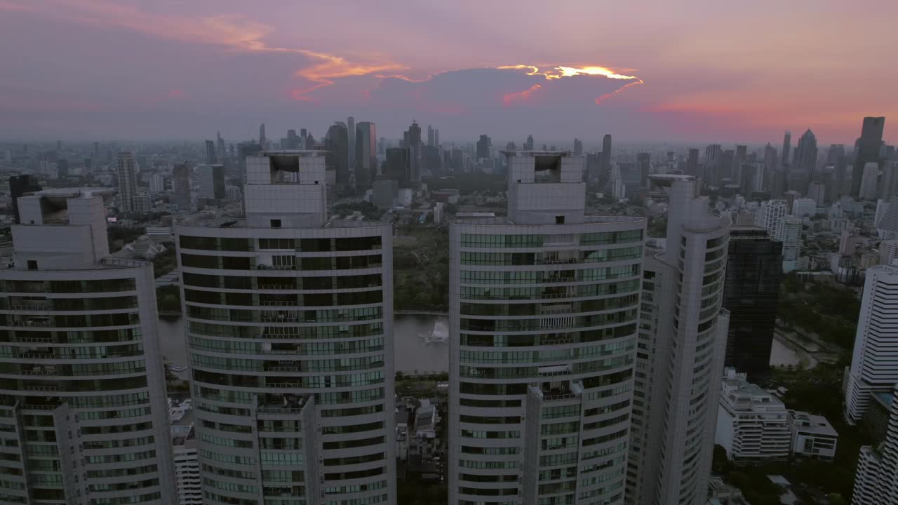 曼谷高层公寓楼的夕阳、黄昏、倒车无人机视频素材