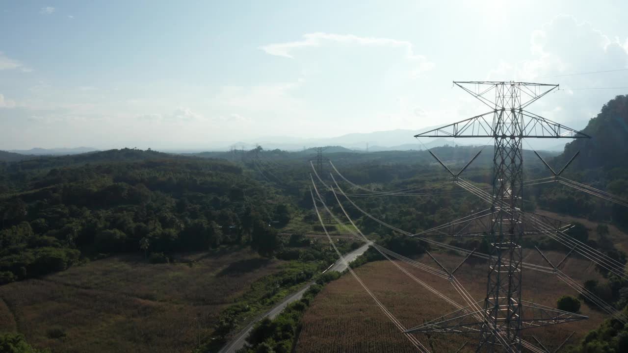 传输塔或电力塔鸟瞰图与天空背景。视频下载