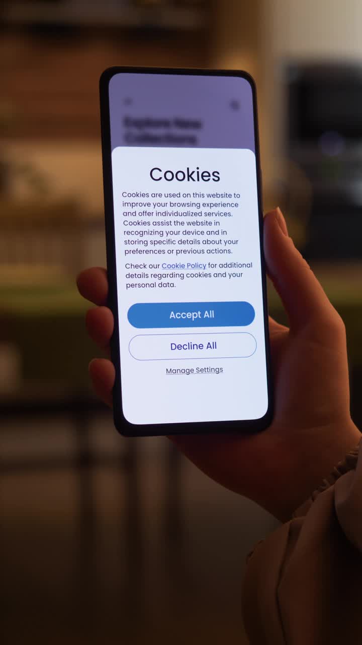 在智能手机上接受网页cookie。欧盟的通用数据保护条例GDPR。虚构的接口。视频下载