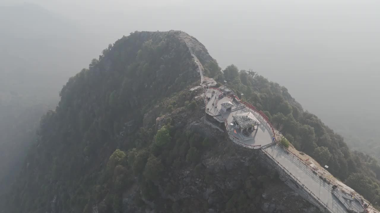 喜马拉雅山峰上的宁静寺庙视频下载