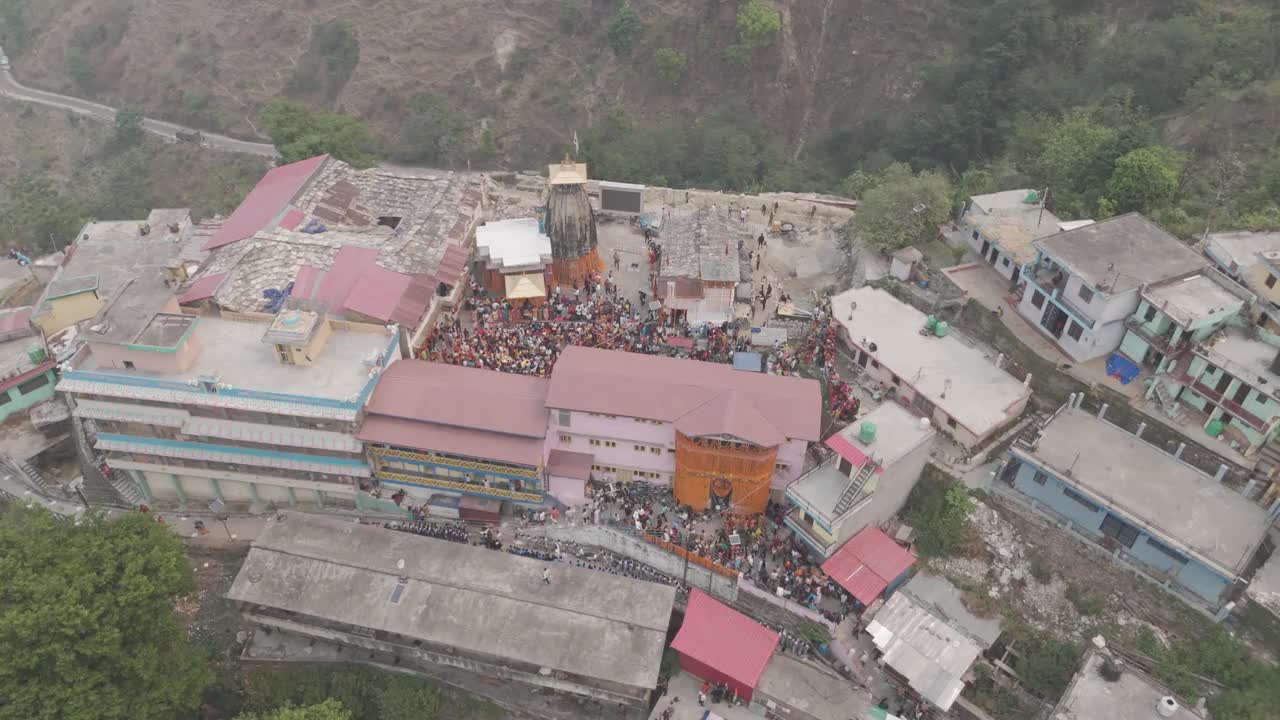 人们聚集在一起参加克达尔纳斯在喜马拉雅山的多利之旅视频下载