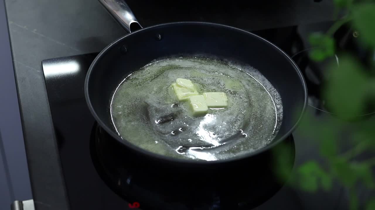 用平底锅和蔬菜一起烹饪视频素材