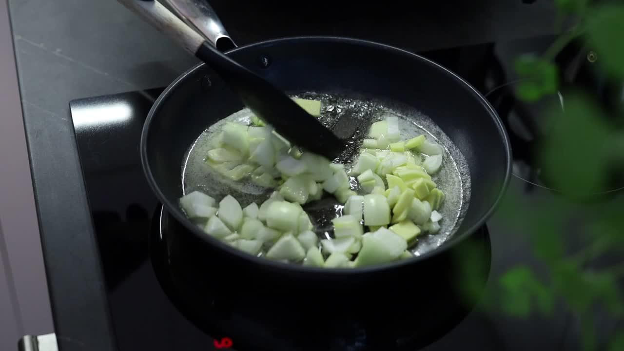 用平底锅和蔬菜一起烹饪视频素材