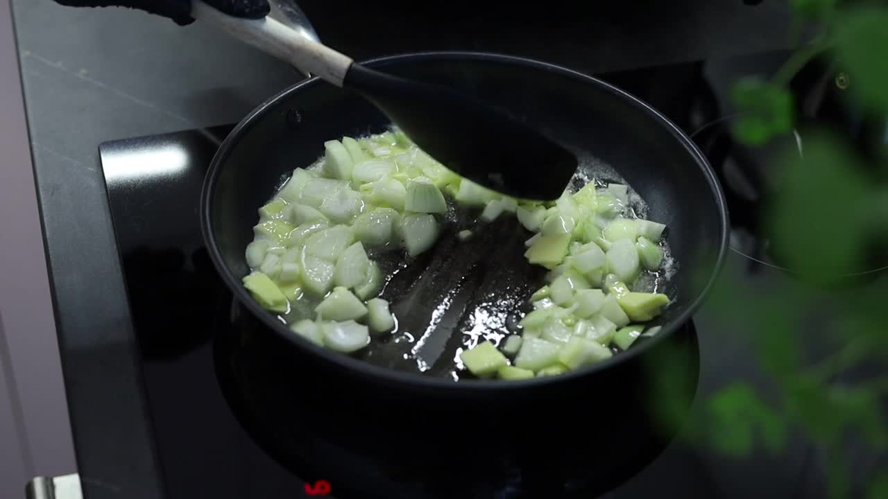 用平底锅和蔬菜一起烹饪视频素材