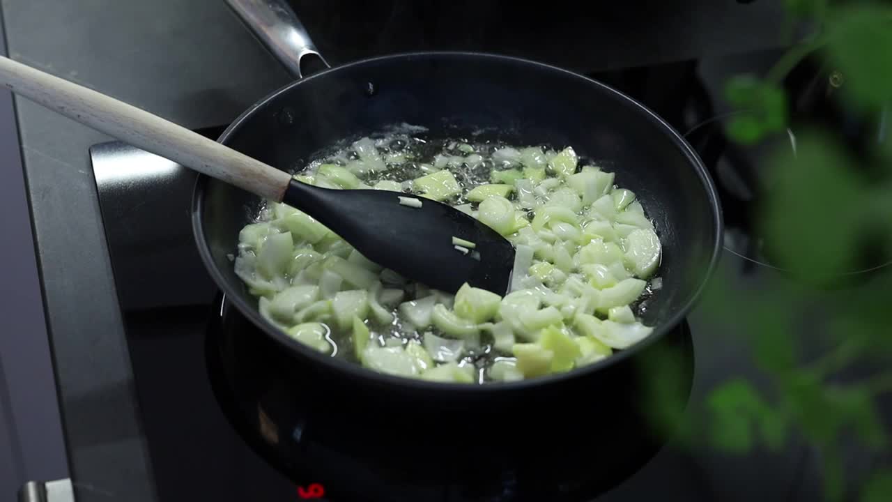 用平底锅和蔬菜一起烹饪视频素材