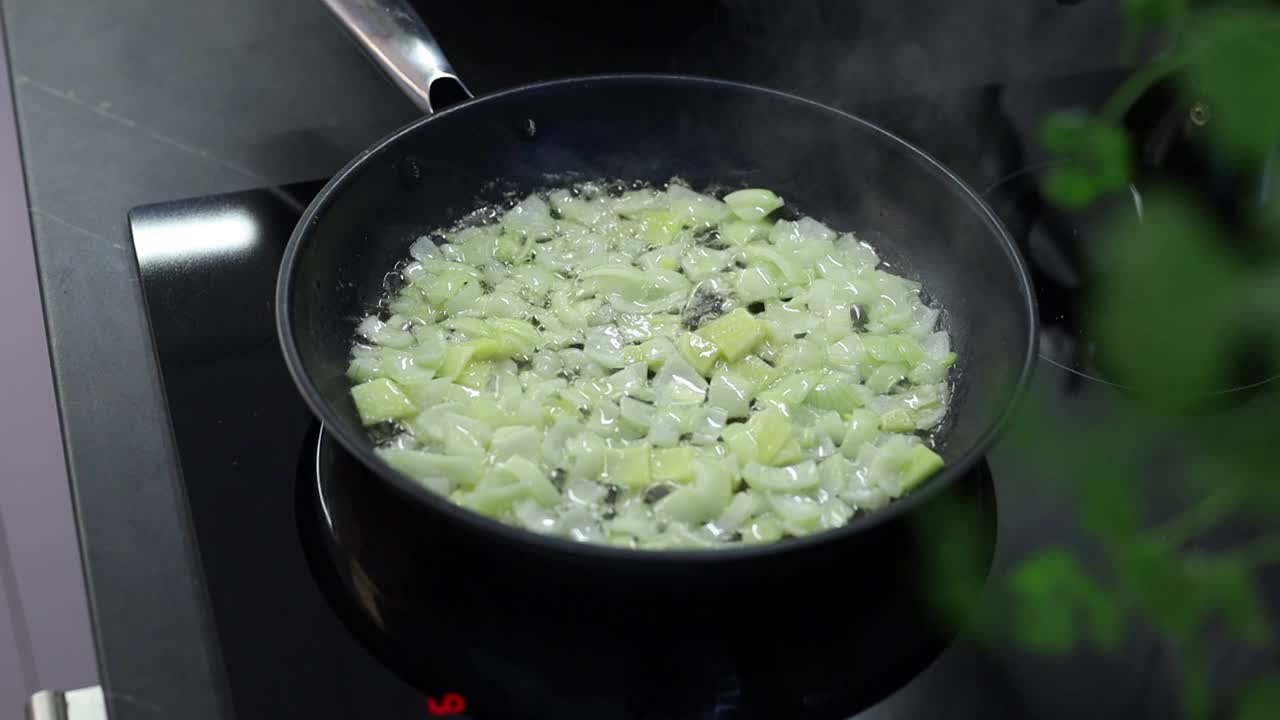 用平底锅和蔬菜一起烹饪视频素材