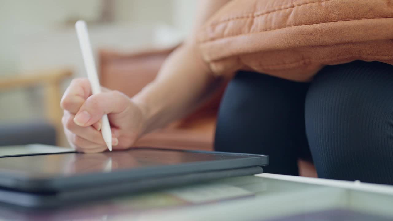 一个女人正在用一支白色的笔在写字板上写字视频下载