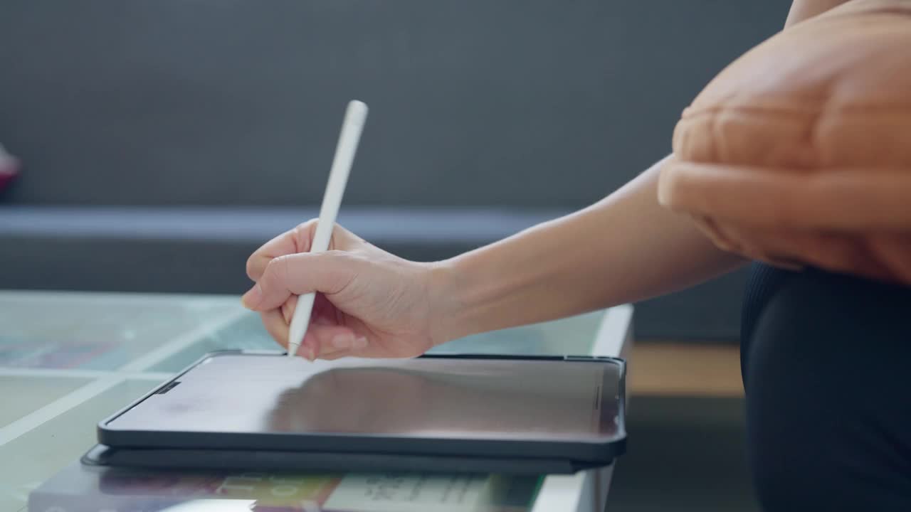 一个人正在用一支白色的笔在写字板上写字视频下载