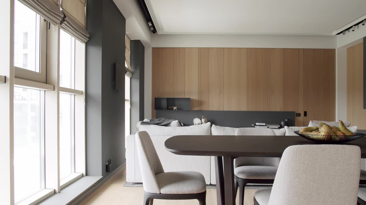现代简约的客厅，木墙和灰色家具。视频素材
