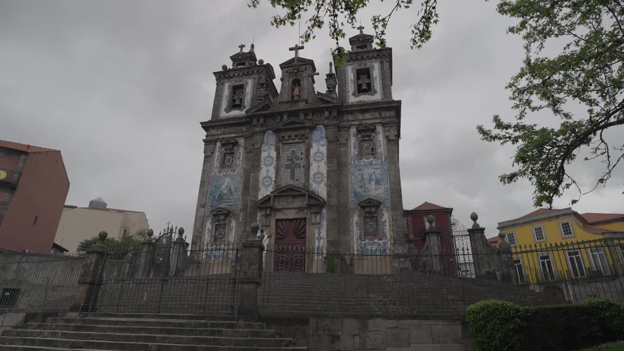 Igreja de Santo Ildefonso是波尔图一座18世纪的教堂，其立面的特点是Azulejo瓷砖艺术。视频素材