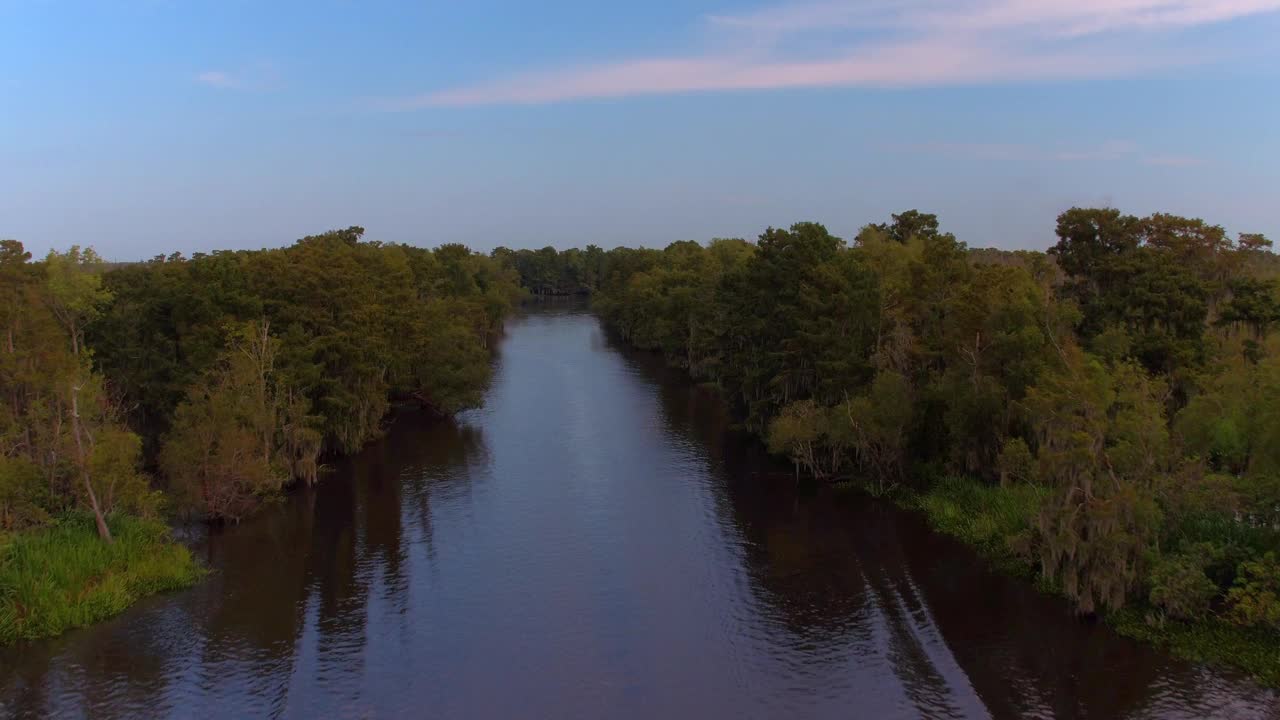 空中前进上升的波纹河溪流在绿色的树木在宁静的森林- Bayou Vista，德克萨斯州视频素材