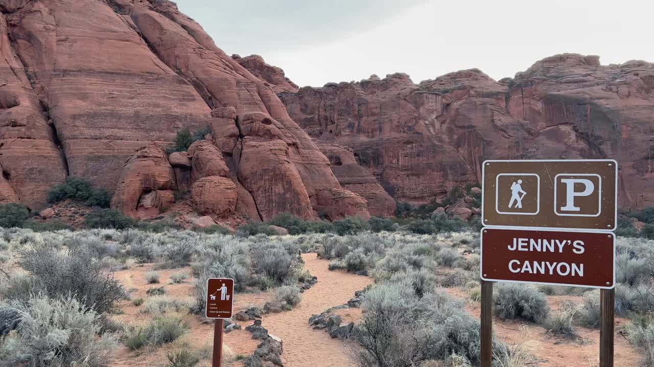 一名妇女在犹他州雪峡谷的珍妮峡谷小道上徒步旅行视频素材