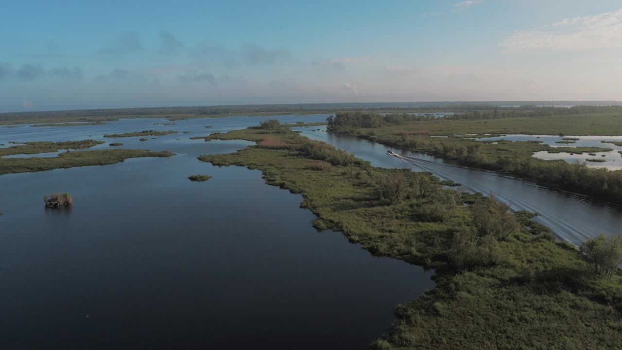 空中以色利前进党风景拍摄的摩托艇移动对多云的天空- Bayou Vista，德克萨斯州视频素材