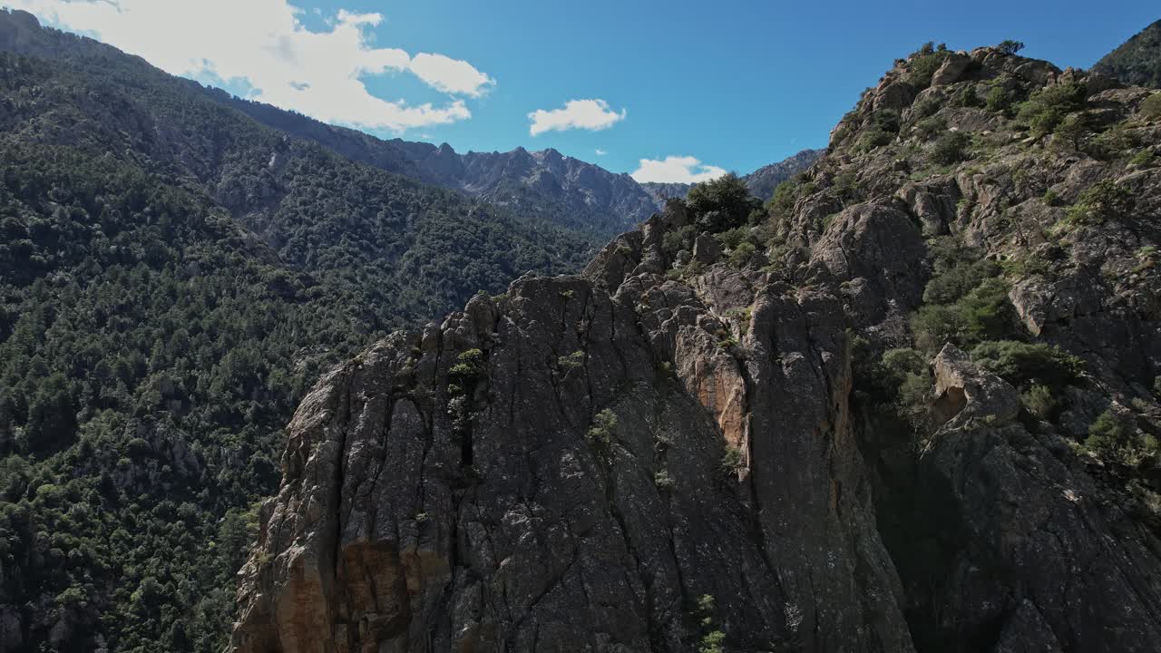 法国科西嘉岛山脉鸟瞰图视频素材