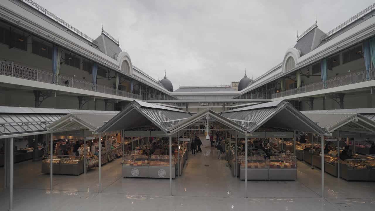 Mercado do bolh<e:1>，历史悠久的双层市场，位于波尔图的新古典主义建筑中，供应商出售农产品和预制食品。视频素材