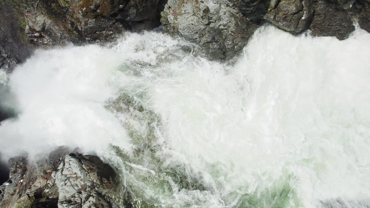 无人机飞行侧面与瀑布流峡谷悬崖视频素材