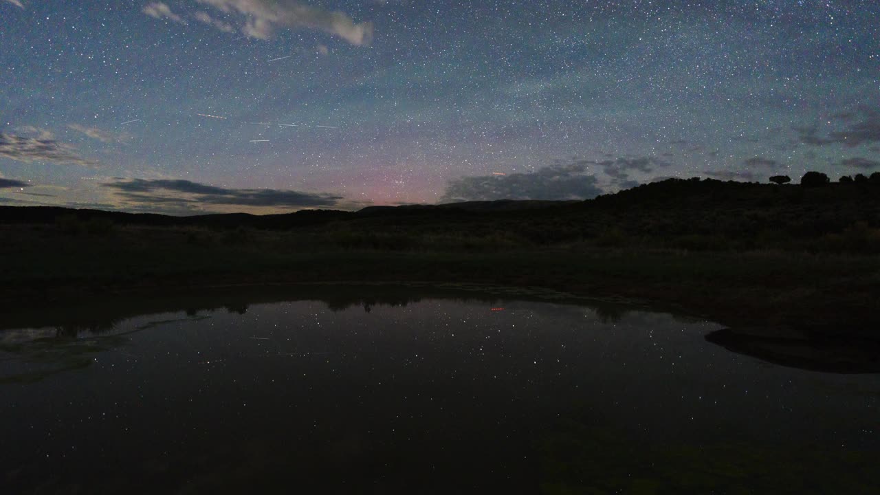 多云的天空在夜间时间推移视频下载