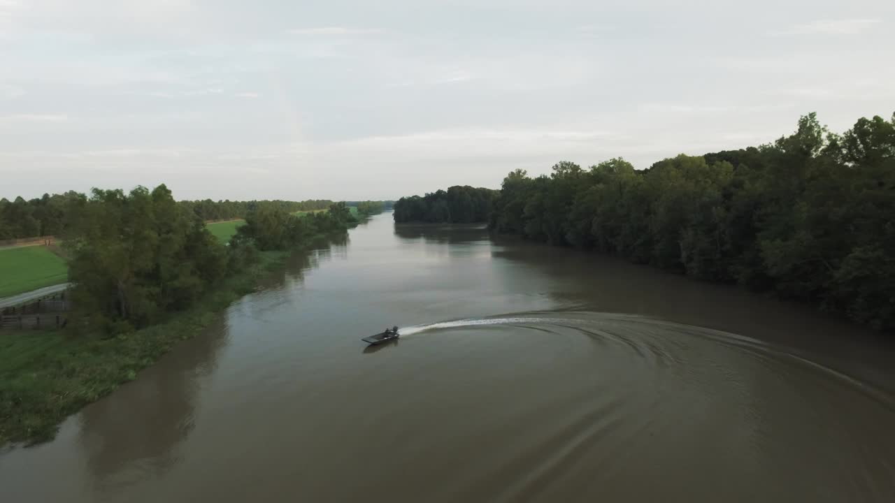 空中向后拍摄的人在摩托艇在河流上转弯- Bayou Vista，德克萨斯州视频素材