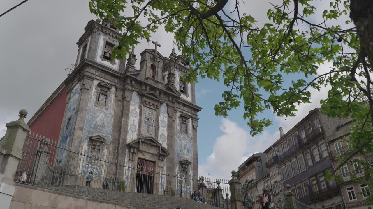 Igreja de Santo Ildefonso是波尔图一座18世纪的教堂，其立面的特点是Azulejo瓷砖艺术。视频素材