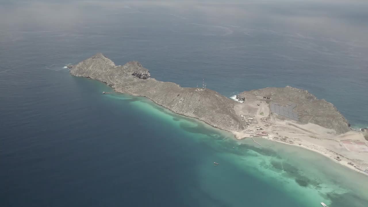 格兰罗克岛清澈碧绿的海水，鸟瞰图视频素材