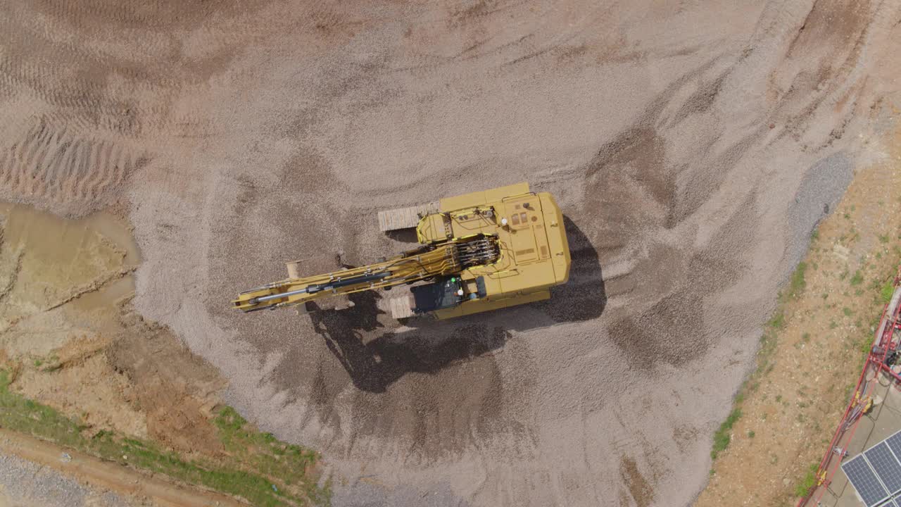 在建筑工地工作的大型机械挖掘机的俯视图视频素材