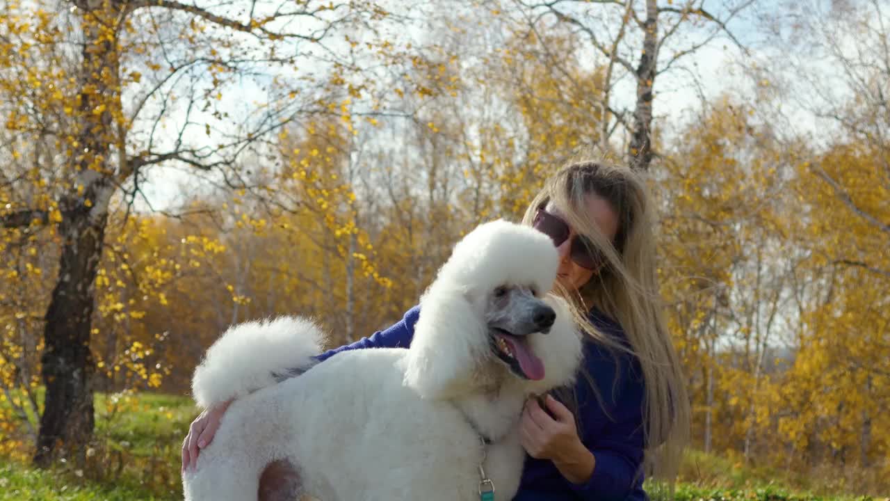 快乐的女人和动物玩得很开心，和她的狗玩视频素材