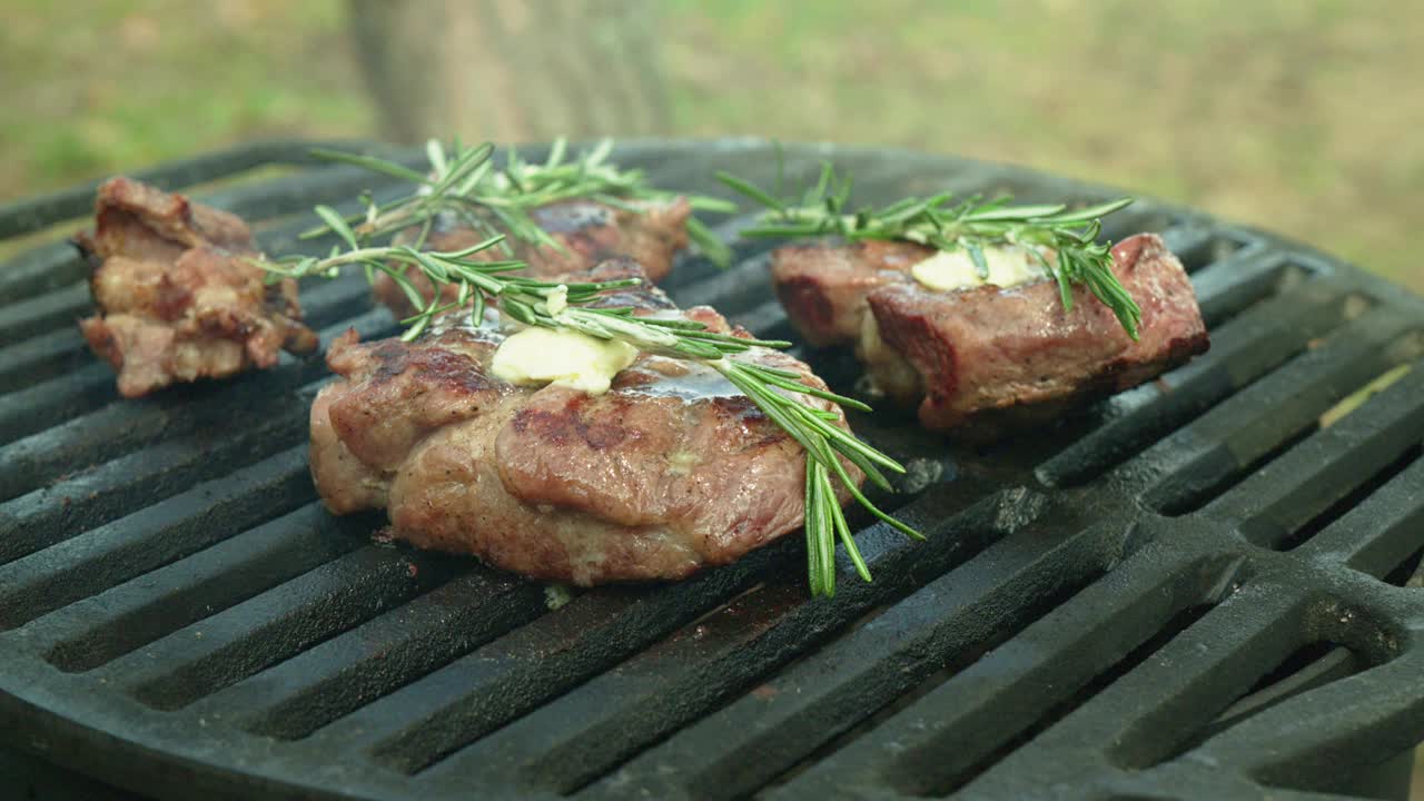 在格子和明火上准备肉视频素材