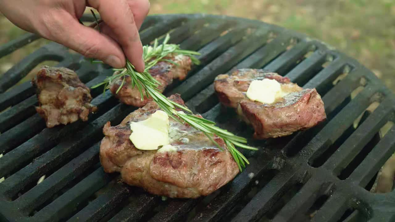 在格子和明火上准备肉视频素材