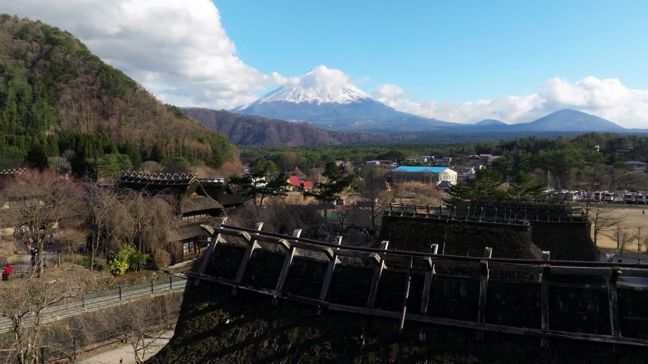 从Saiko Iyashi-no-Sato Nenba看富士山-日本Saiko的传统日本村庄。无人机拍摄的视频素材