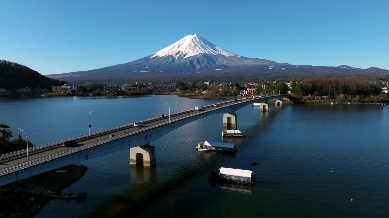 横跨川口湖，俯瞰富士山的大桥，位于日本的藤川口。无人机拍摄的视频素材