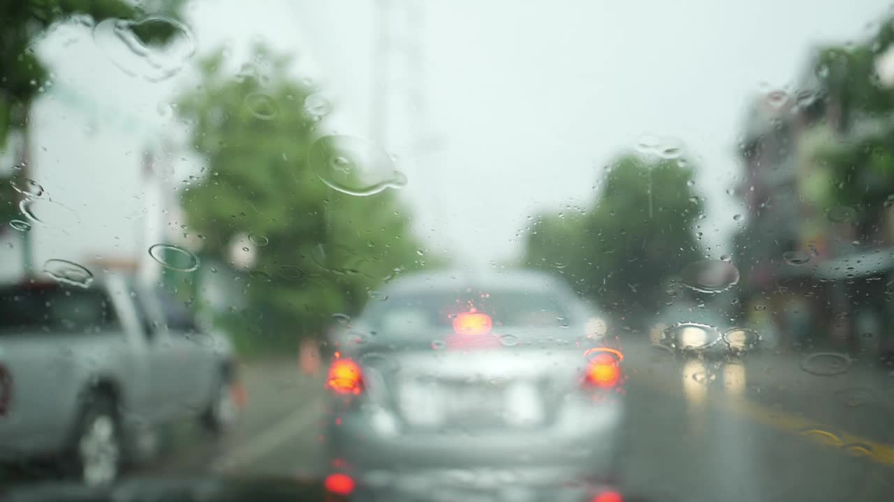 在交通堵塞的路上开车时下雨视频下载