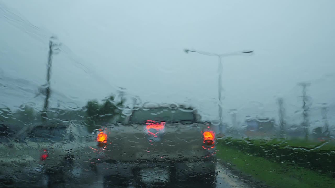 在交通堵塞的路上开车时下雨视频素材