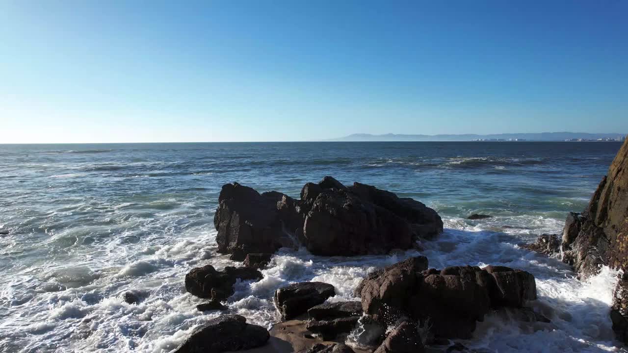 海浪拍打着海滩岩石视频素材