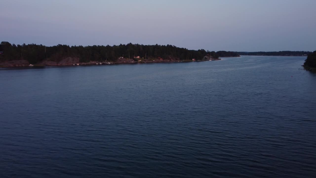 斯德哥尔摩群岛，平静的海水和遥远的海岸线上的蓝色小时色调视频素材