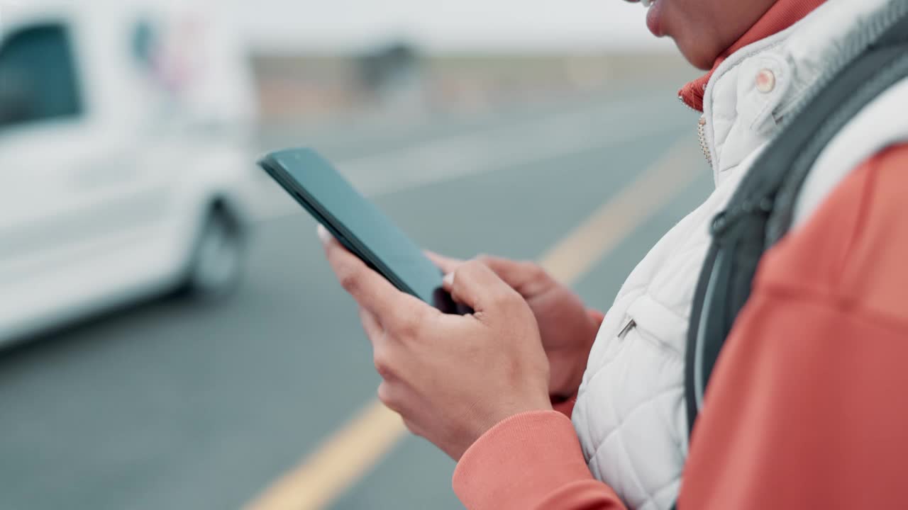 手，手机和旅行的人在街上与应用程序拼车，交通或旅行特写。方向，位置和地图与游客在路上搜索背包信息或导航视频素材