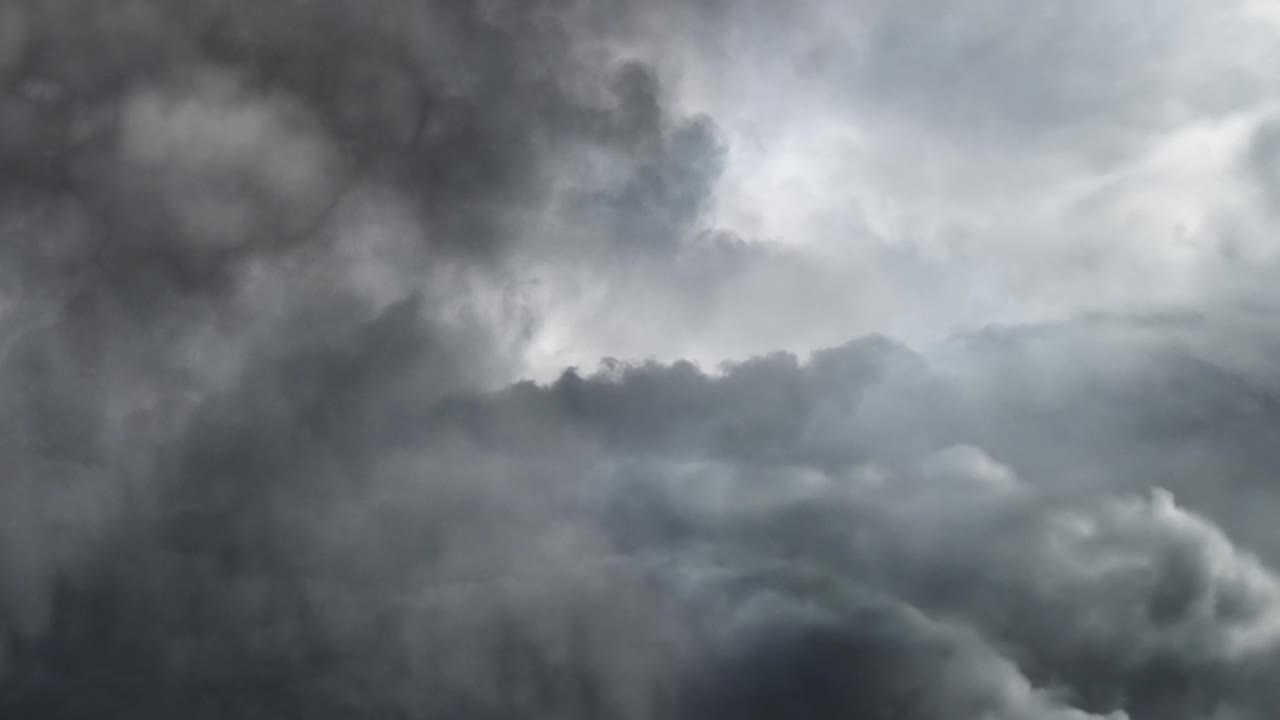 天空和黑暗的积雨云与雷暴视频素材