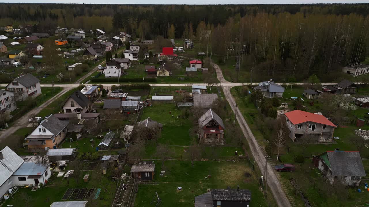 空中城市景观与建筑，树木和住宅在一个住宅区视频素材