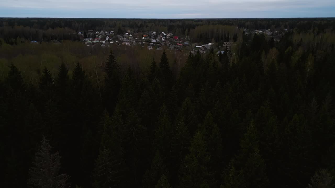 高耸入云的乡村景观，有茂密的森林和遥远的小镇视频素材