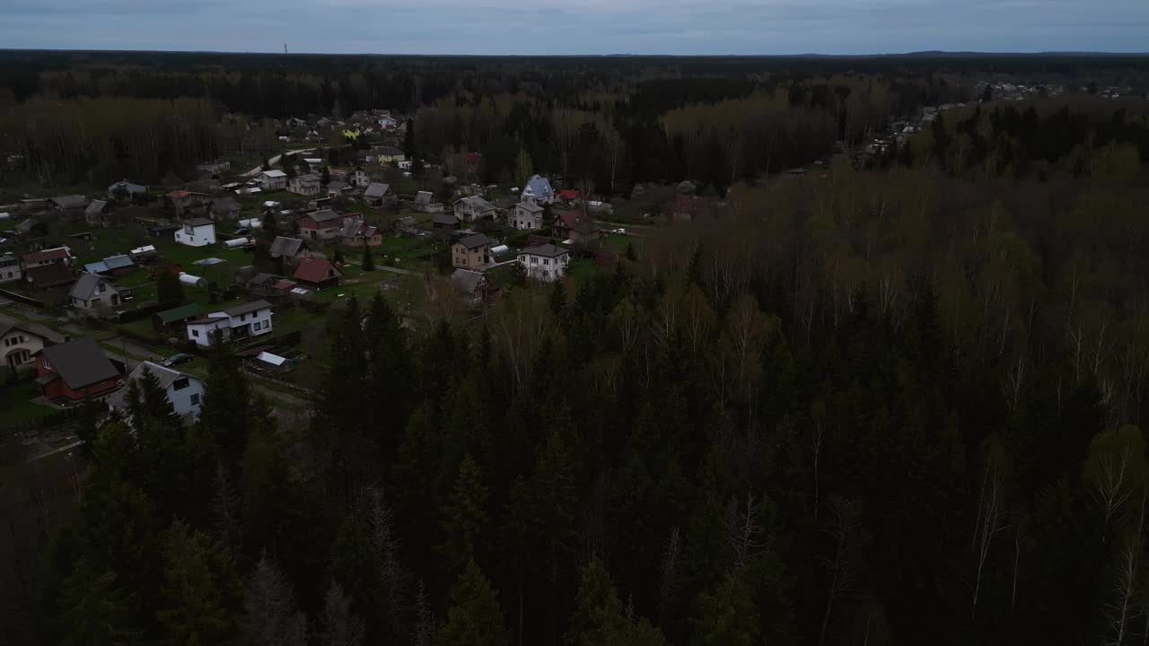 一个被自然景观包围的森林村庄的高空视角视频素材