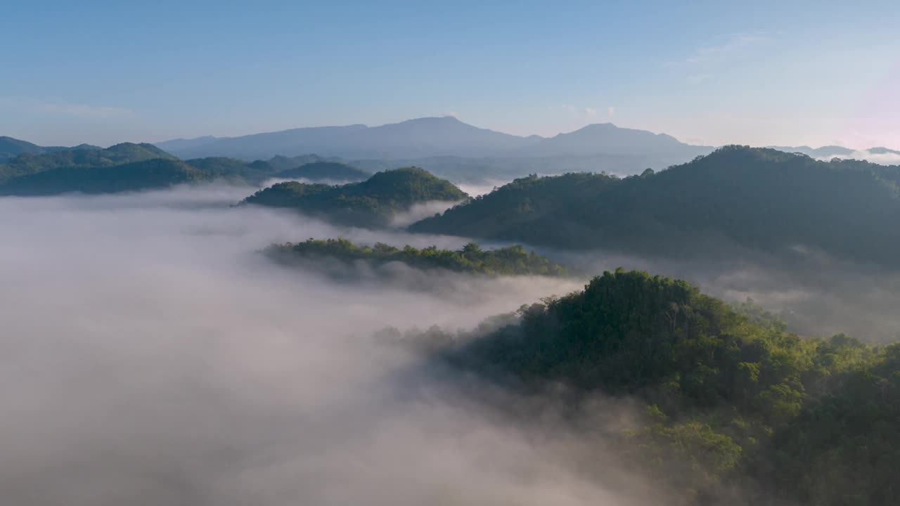 山谷里有美丽的云海。视频素材