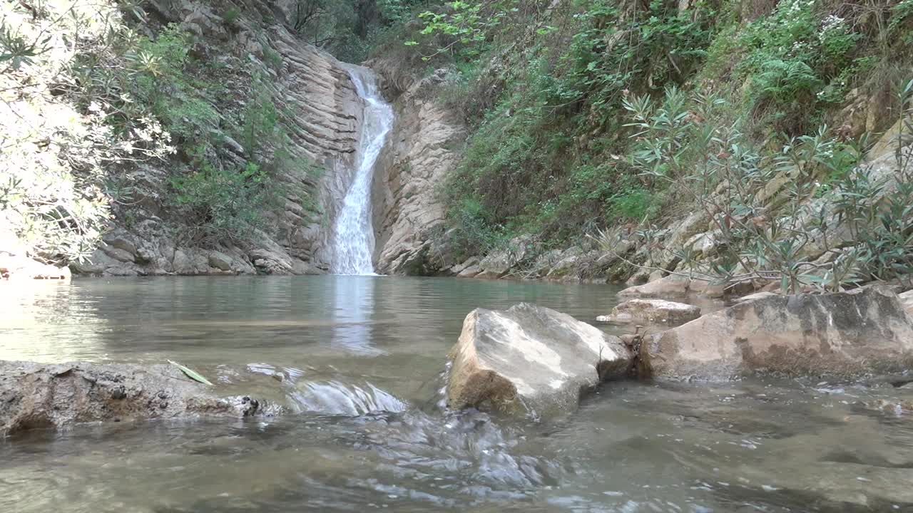 山河瀑布的水流落入山湖视频素材