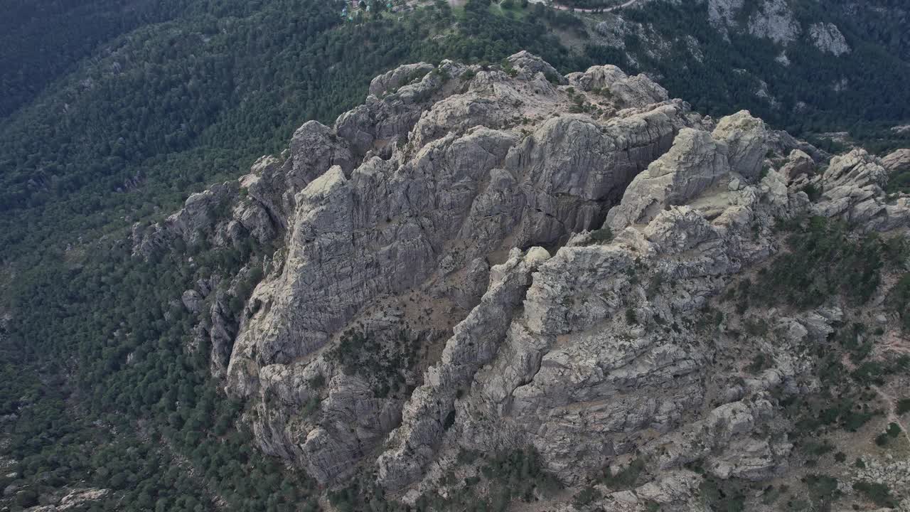 法国科西嘉岛落基山和树木鸟瞰图视频素材