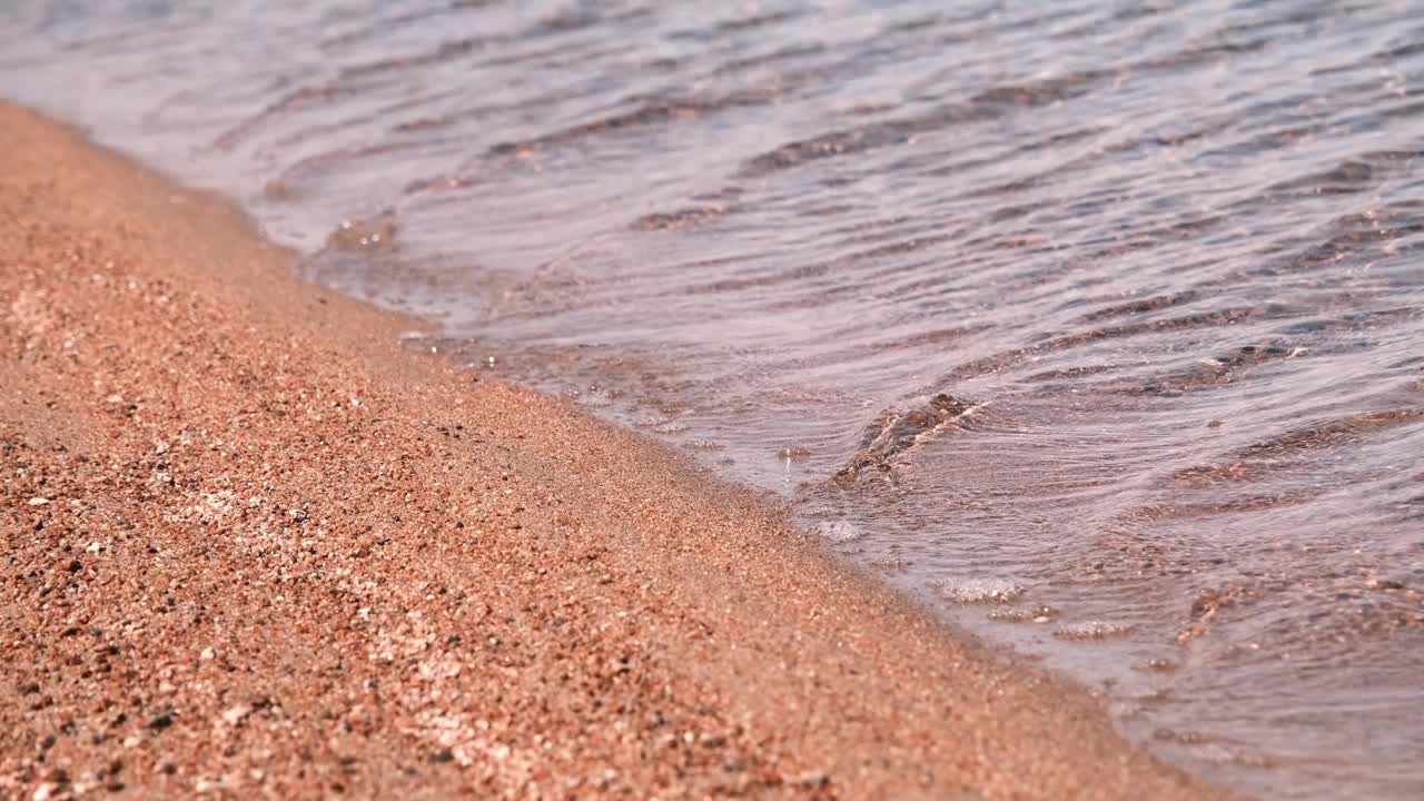 盐湖边的波浪。特写镜头视频素材