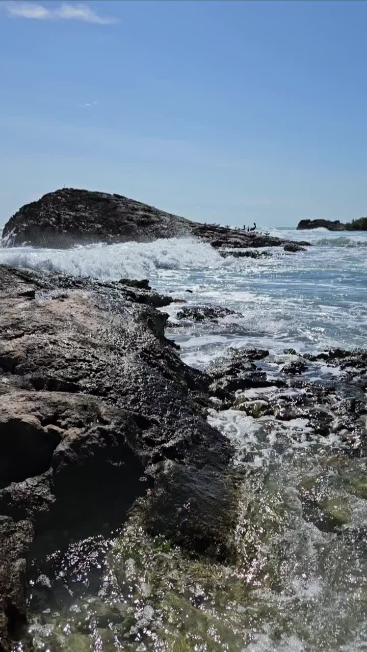 水撞击岩石视频下载