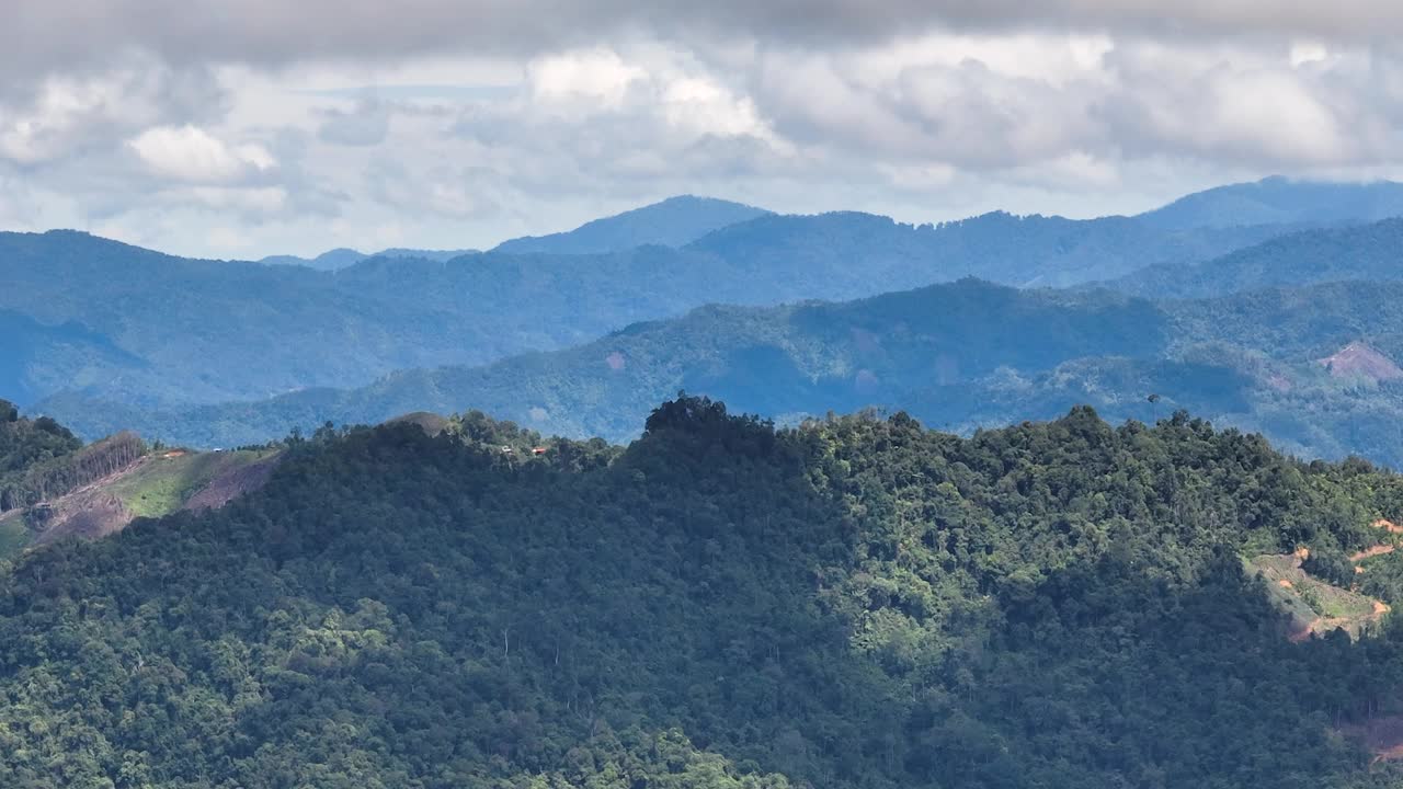 热带地区长满绿色植被和树木的山脉和丘陵。马来西亚婆罗洲,。视频素材