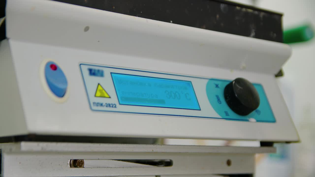 实验室里用电热板做科学实验的特写视频素材