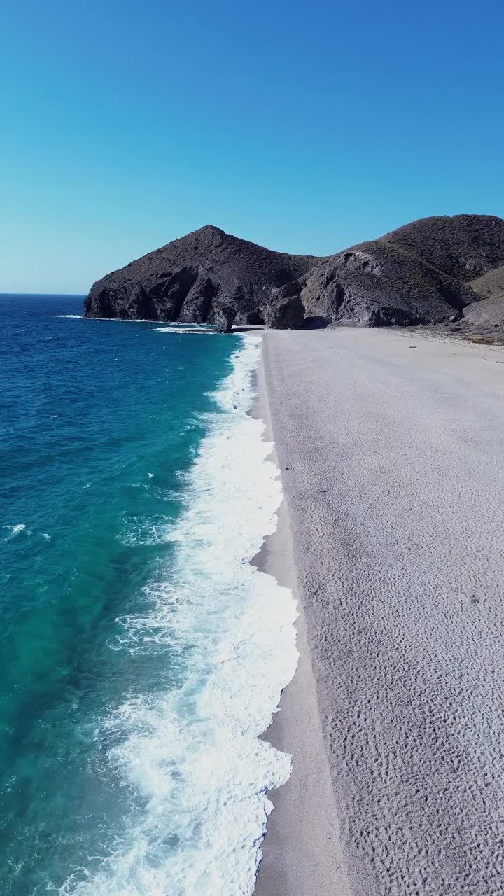 垂直航拍海滩海岸海浪打破美丽的自然海滩视频下载