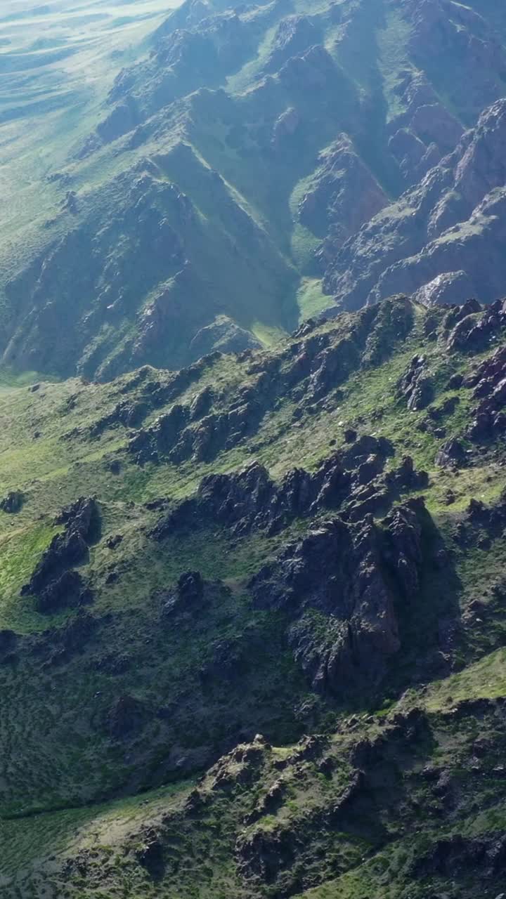 蒙古国尤尔山谷山脉鸟瞰图视频素材